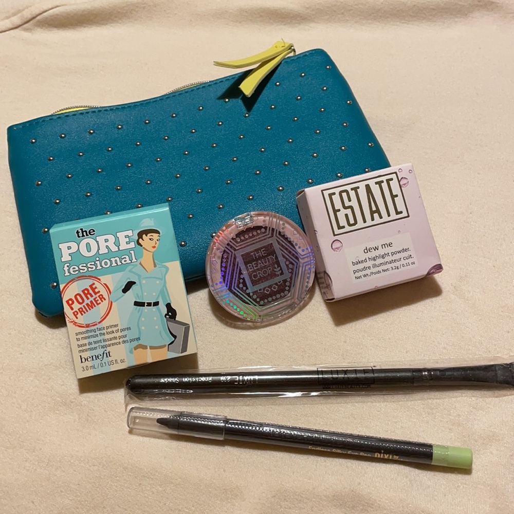 Cosmetic bag of goodies! Shadow, eyeliner, & more!